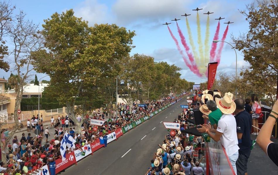 La Patrulla Aguila forma la bandera de España en el final de la Vuelta