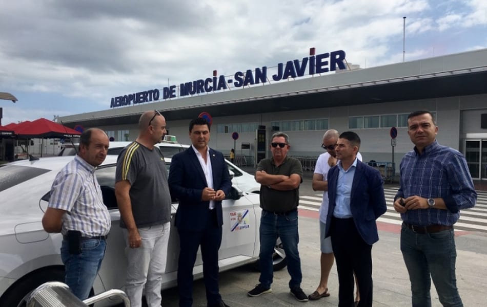 El Alcalde de San Javier defiende a los taxistas