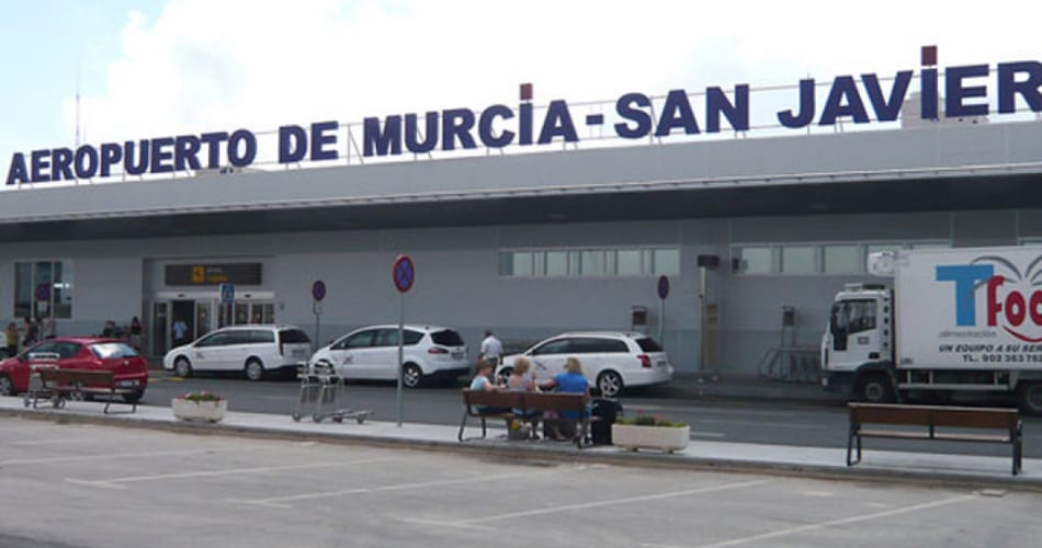 Los turistas echarán de menos “las vistas al mar” del aeropuerto  de San Javier