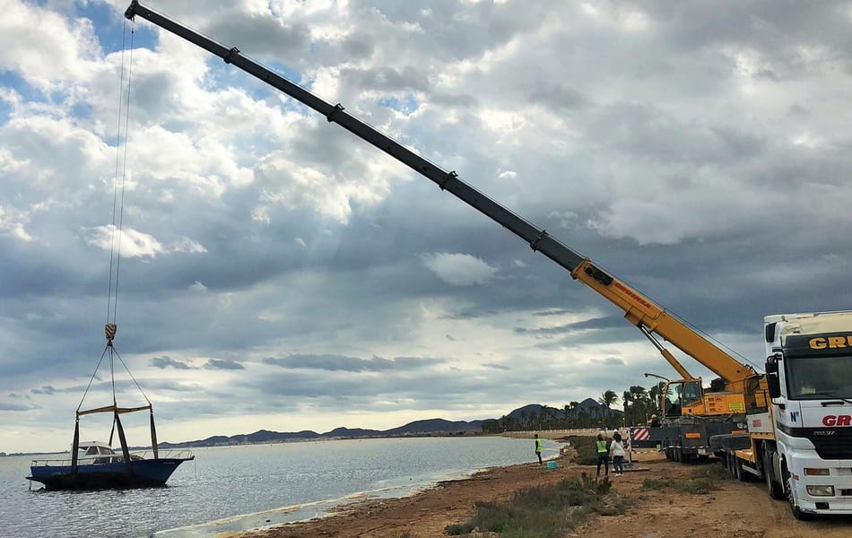 Se retira una embarcación de diez metros semivarada por orden de Medio Ambiente en la playa de Los Urrutias