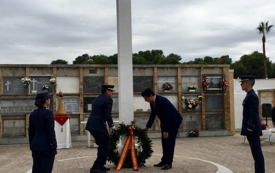 La Academia General del Aire recuerda a los Caídos por la Patria en el cementerio de San Javier