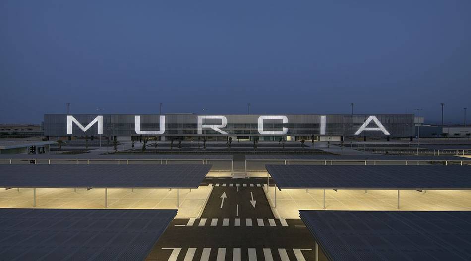 El Aeropuerto de Corvera cierra su primer año con 161.000 viajeros menos