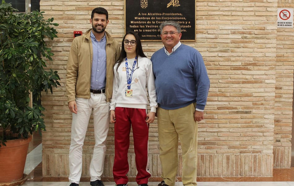 El alcalde de Los Alcázares recibe a la medallista alcazareña Lidia Galindo