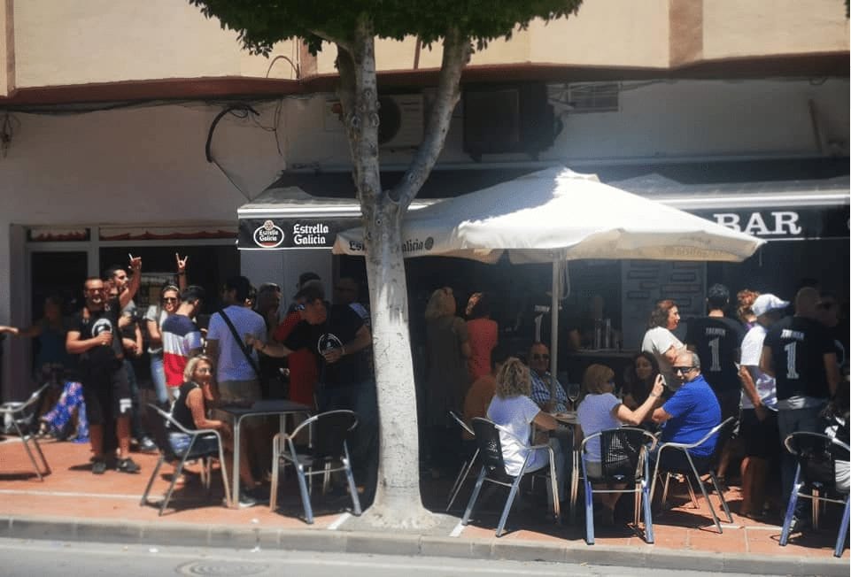 Tremen Tapas Bar  en Santiago de la Ribera celebró su primer aniversario