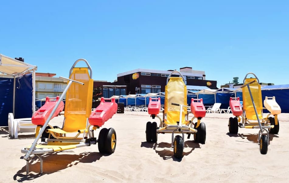 Las playas de Los Alcázares listas para atender a personas con problemas de movilidad