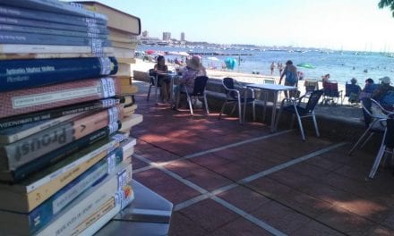La biblioteca de San Javier ofrece en los chiringuitos “Lecturas chiringuiteras” en Santiago de la Ribera y La Manga