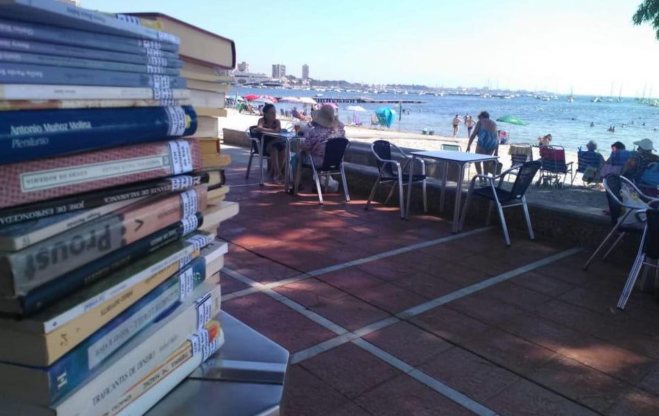 La biblioteca de San Javier ofrece en los chiringuitos “Lecturas chiringuiteras” en Santiago de la Ribera y La Manga