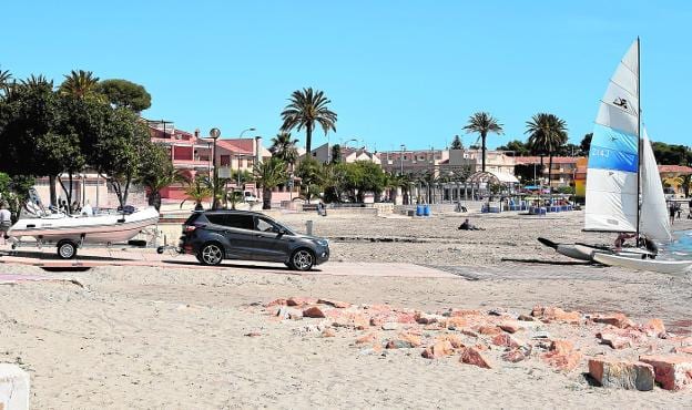 Se desatan las quejas en la playa de Castillicos de San Javier por trazado erróneo del canal de embarque