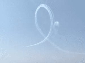 La Patrulla Águila dibuja un doble crespón en el cielo para despedir al comandante Francisco Marín