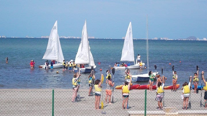 Música, playa y deportes náuticos para los jóvenes en el campamento ‘Arbolar Beach Rock’ a orillas del Mar Menor