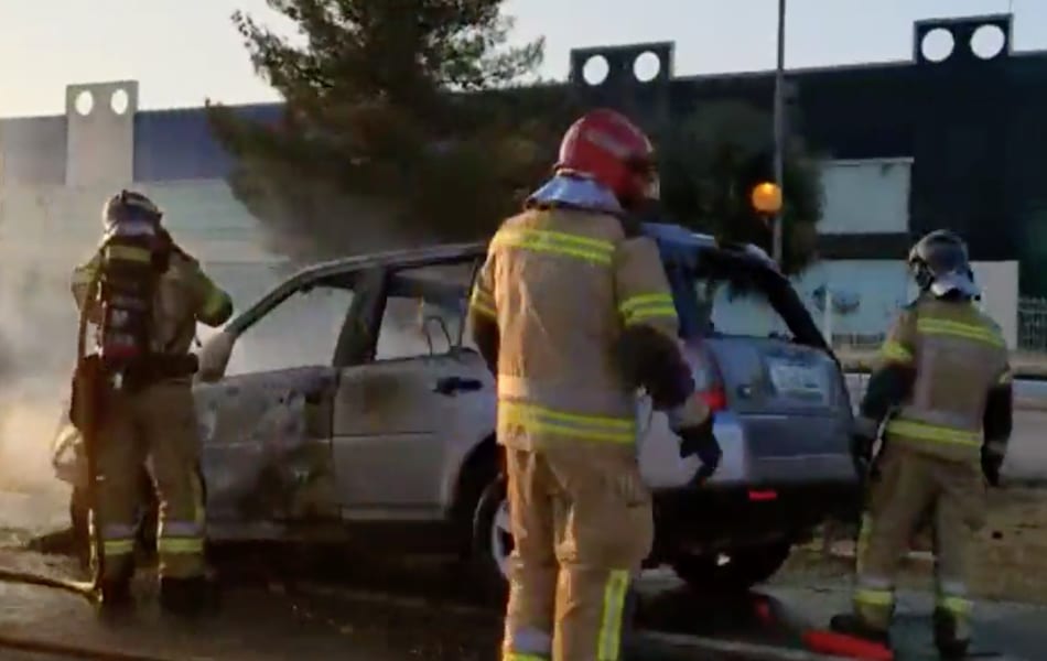Un coche ardiendo ha generado retenciones kilométricas en la ‘autovía’ del Mar Menor