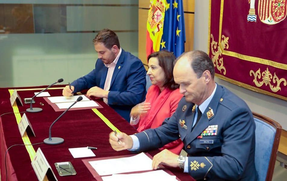 El alcalde de Los Alcázares firma un convenio con la defensa para que la base militar se reactive