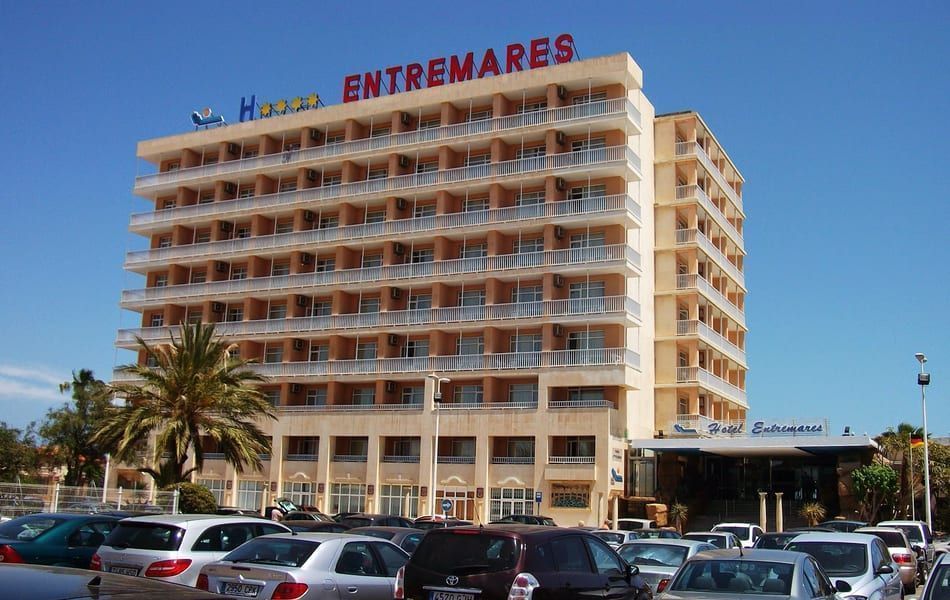 Coronavirus La Manga: El Hotel Entremares de La Manga del Mar Menor deja a 50 jubilados en la calle