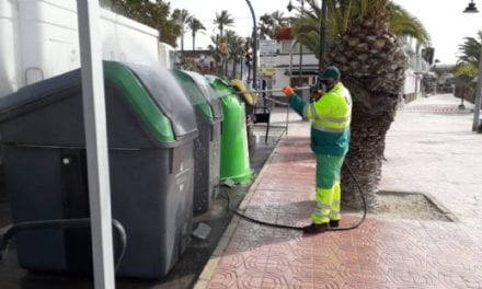 Se intensifica la limpieza y desinfección de la vía pública, contenedores y zonas cercanas a establecimientos en San Pedro del Pinatar