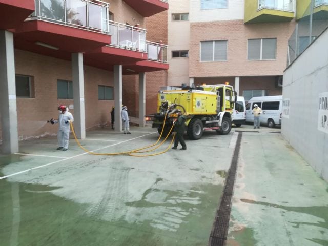 Desinfección en San Pedro del Pinatar. Las labores de limpieza están siendo realizadas por agentes forestales y agricultores