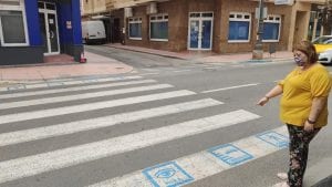 El ayuntamiento de Los Alcázares instala pictogramas en los pasos de peatones para personas con discapacidad