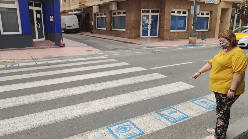 El ayuntamiento de Los Alcázares instala pictogramas en los pasos de peatones para personas con discapacidad
