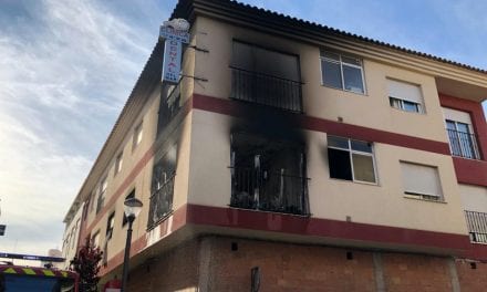 Incendio en una vivienda en San Javier y rescatan a sus moradores de la terraza del edificio
