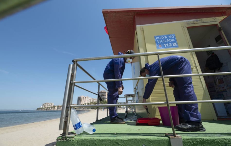 Las playas de Mar Menor y Murcia refuerzan la seguridad y la limpieza ante el regreso de los bañistas