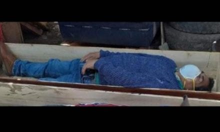 Un alcalde peruano simula su muerte en un ataúd mientras infringía el confinamiento