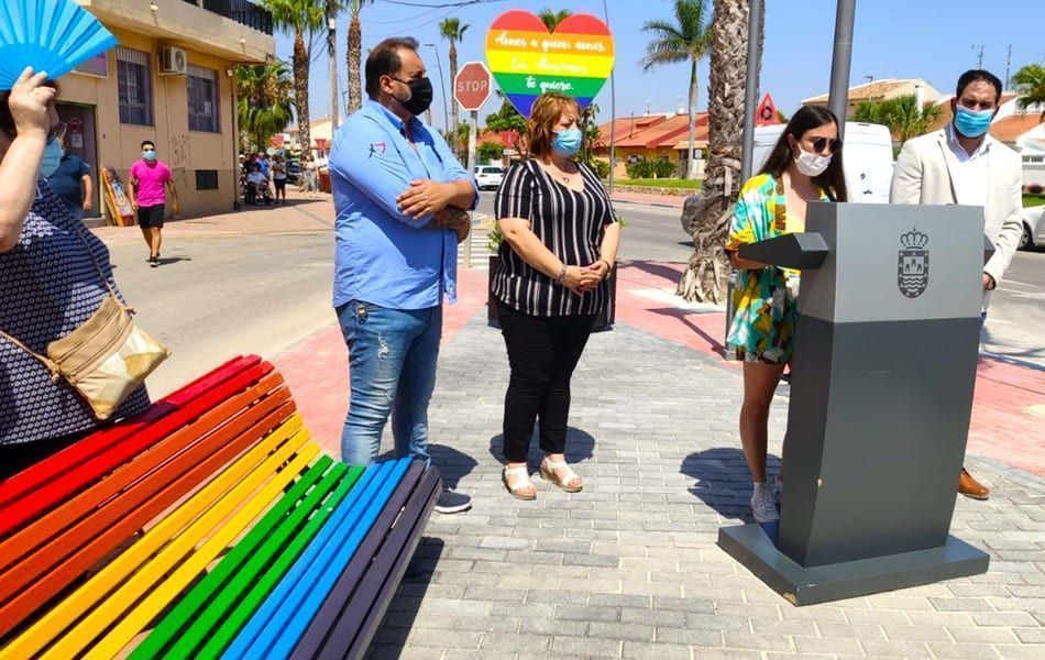 El ayuntamiento de Los Alcázares instala señales de tráfico y mensajes en apoyo al colectivo LGTBI  y el amor libre