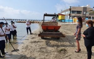 La Comunidad Autónoma de Murcia prorroga la limpieza de emergencia en las playas del Mar Menor