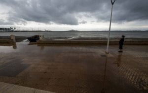 Una nueva tormenta vuelve a arrastrar toneladas de fango al Mar Menor