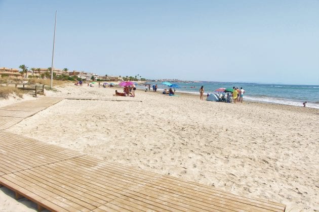 La bandera azul ondeará este verano 2020 en la playa de El Mojón, el Puerto Deportivo Marina de las Salinas y el Centro de Visitantes “Las Salinas”