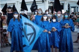 Banderas negras por el Mar Menor piden medidas urgentes para la recuperación de la laguna salada de Murcia