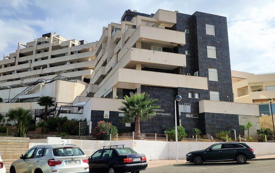 Caso omiso al desalojo por peligro de derrumbe en edificios de La Manga de Mar Menor