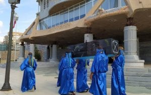 Celebran un funeral del Mar Menor en la puerta de la Asamblea Regional de Murcia