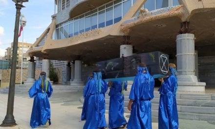 Celebran un funeral del Mar Menor en la puerta de la Asamblea Regional de Murcia