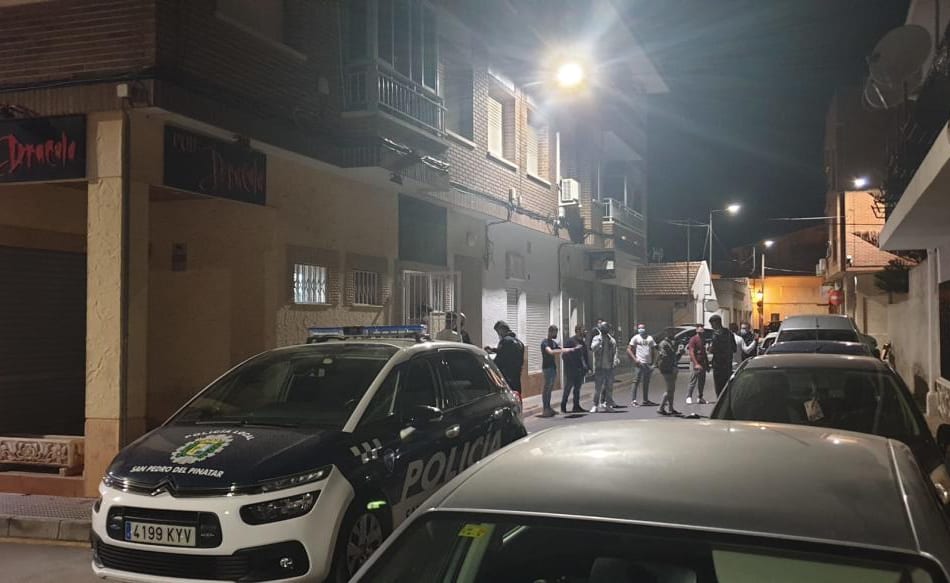 Desalojado un bar de San Pedro del Pinatar a las 2 de la mañana con más de 50 personas en su interior