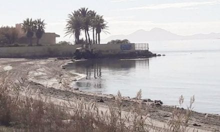 Así están limpiando “minuciosamente” las playas del Mar Menor
