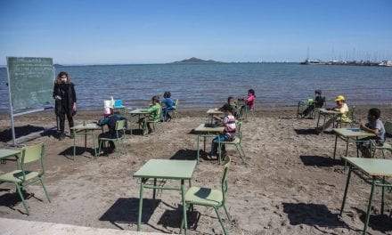Imparten clase a cien niños en la playa de Los Nietos junto al Mar Menor