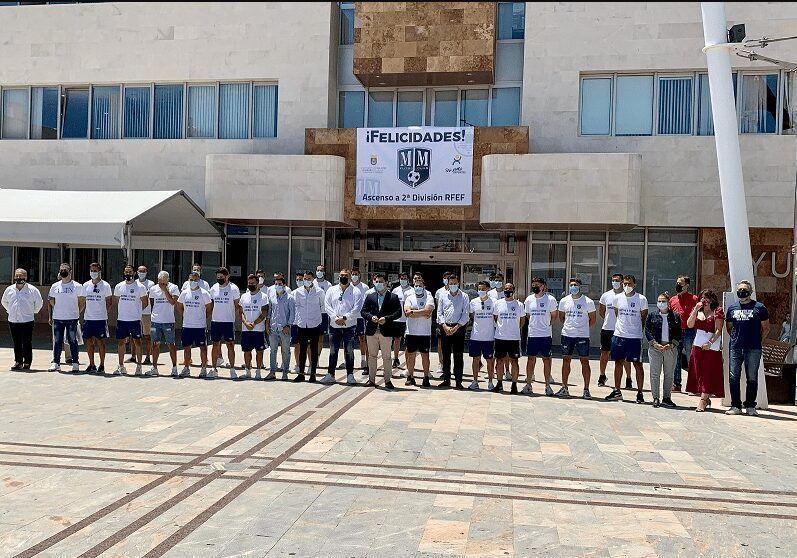 Los jugadores del Mar Menor visitan el Ayuntamiento tras el ascenso del equipo a 2ª RFEF