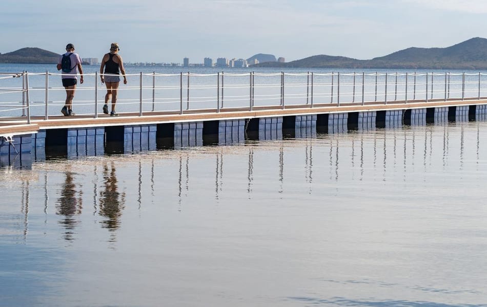La Comunidad Autónoma ha instalado cinco balnearios y cinco pasarelas para el Mar Menor
