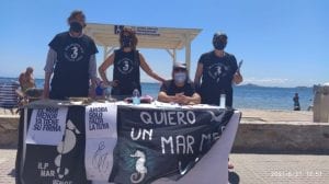 Visitantes de Los Alcázares firman la iniciativa legislativa para proteger el Mar Menor