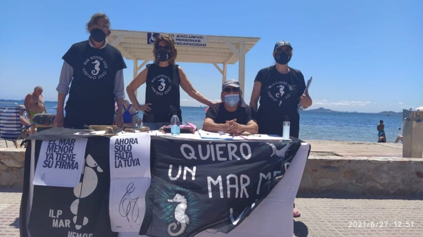 Visitantes de Los Alcázares firman la iniciativa legislativa para proteger el Mar Menor