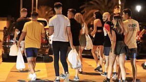 Ayuntamientos de la costa de la Región de Murcia preparan medidas para tratar de frenar los contagios en los botellones
