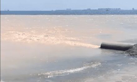 La rotura de una tubería de agua potable en la playa de Barnuevo de San Javier provoca un nuevo vertido al Mar Menor