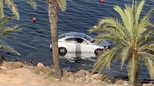 Un conductor acaba con su coche en el mar cuando conducía borracho por La Manga del Mar Menor