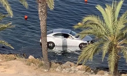 Un conductor acaba con su coche en el mar cuando conducía borracho por La Manga del Mar Menor