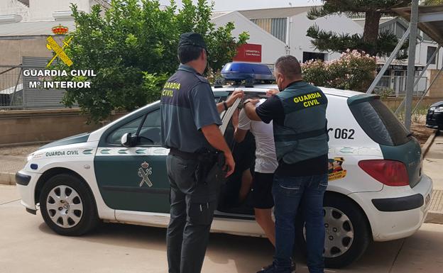 La Guardia Civil detiene a un joven por agredir a cinco adolescentes en una playa de Los Alcázares