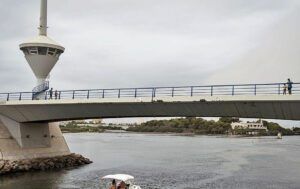 Saltar de los puentes en La Manga del Mar Menor, nuevo hobby de los adolescentes