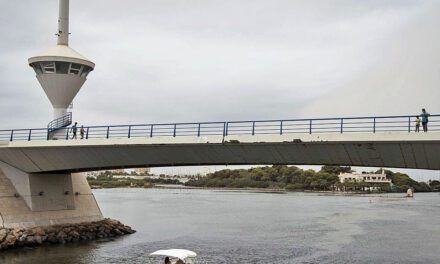 Saltar de los puentes en La Manga del Mar Menor, nuevo hobby de los adolescentes