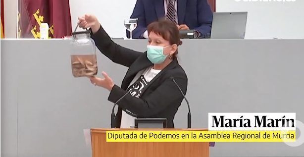 María Marín muestra los peces muertos del Mar Menor al consejero de Medio Ambiente de Murcia
