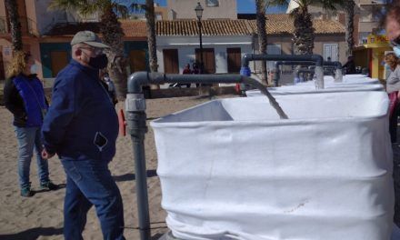 Los Alcázares comienza una prueba piloto para extraer fango de sus playas