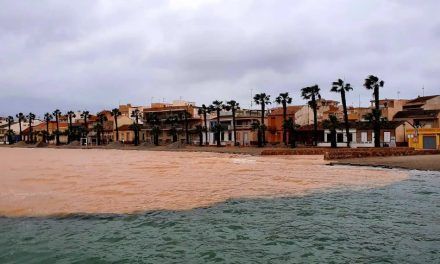 La calima inyecta media tonelada de fósforo al Mar Menor, la laguna salada de Murcia