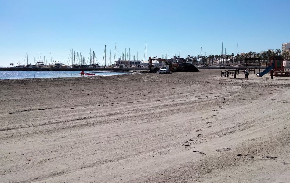 San Pedro del Pinatar se pone manos a la obra para recuperar zonas de arena seca perdidas por la lluvia